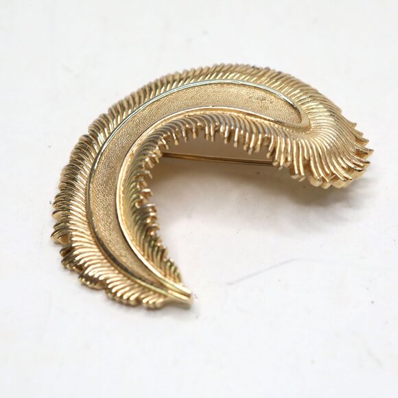 Vintage CROWN TRIFARI Signed Gold Tone Textured Feather Brooch Pin Mid-Century - Picture 7 of 11